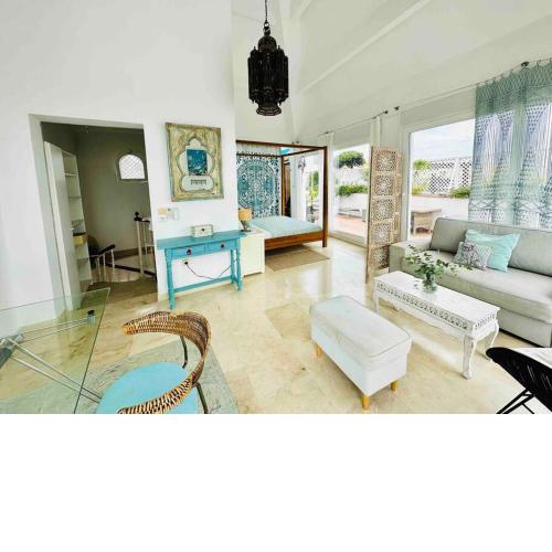 BREATHTAKING SEA VIEWS, MOMENTS FROM SANDY BEACH