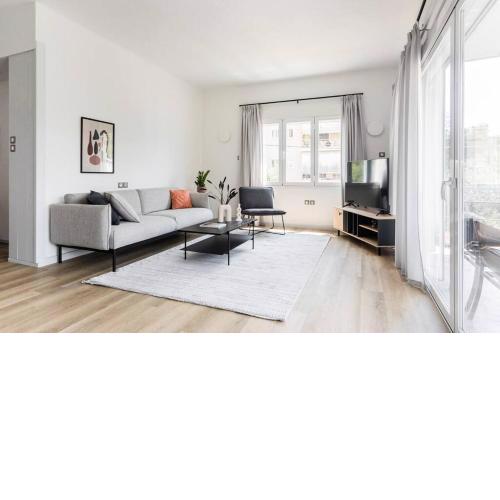 Breezy 2BR Apartment by Marina Flisvos by UPSTREET