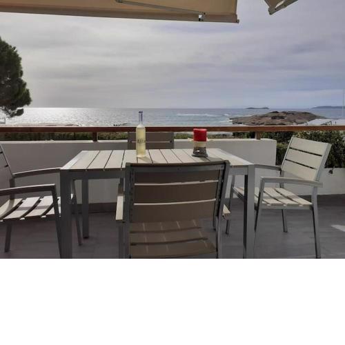 Breezy summer maisonette with exciting view!