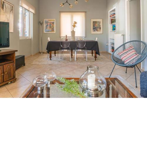 Bright 2bd apt, garden view & parking - Glyfada