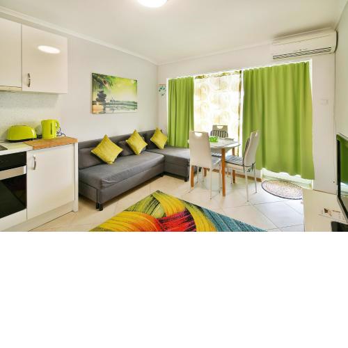 Bright and cozy 2BR close to Sea garden and Parkmart