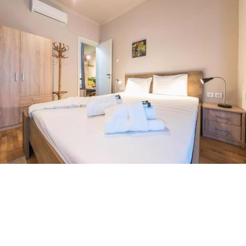 Bright And Spacious Apartment For 5 ppl