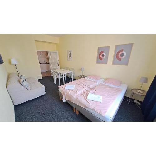 Bright apartment sleeps 8