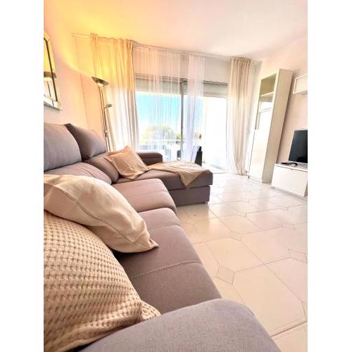Bright apartment with amazing terrace, Air, overlooking the garden and sea, 2 bedrooms, sleeps 4, swimming pool and gardens in a very quiet area