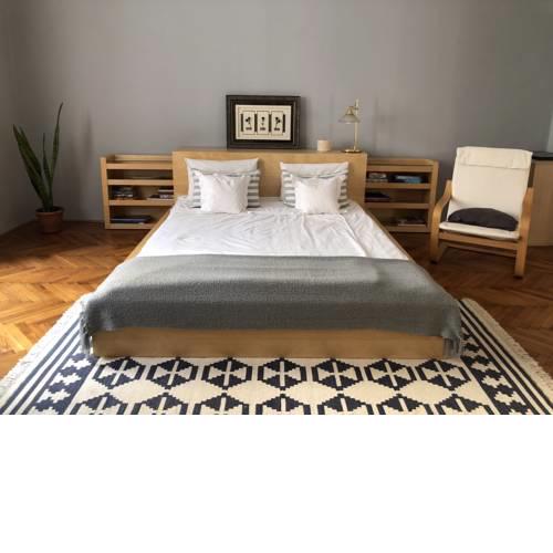Bright city center home. 1st floor 90m2. 2 bedroom