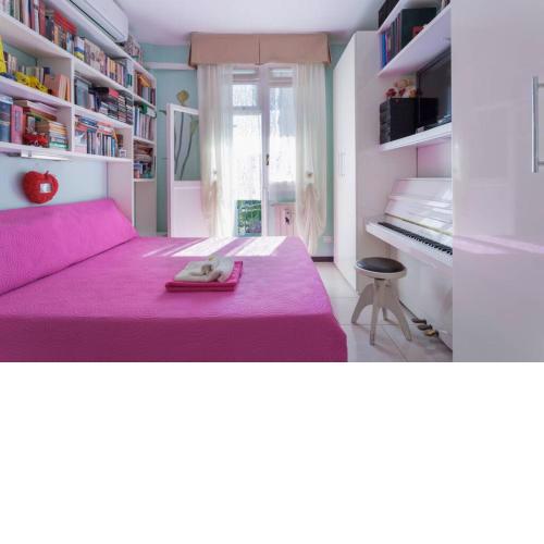 Bright & Cozy Home With Balcony