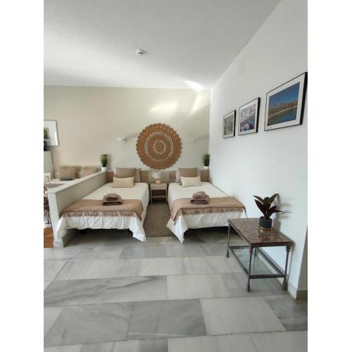 Bright & Cozy studio in the center of Puerto Banus, pool and terrace.