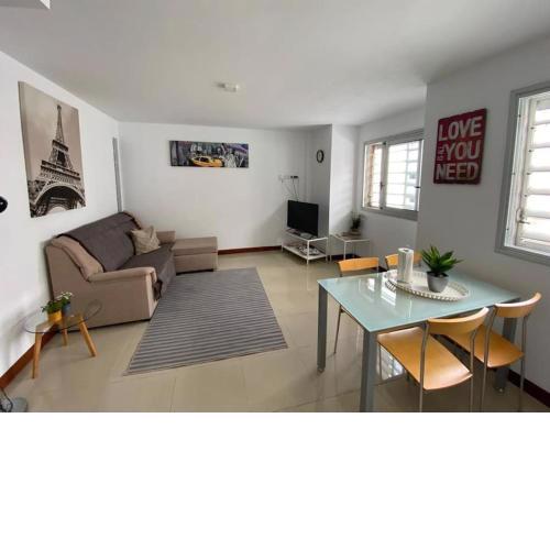 Bright lovely quiet flat very centric in SC