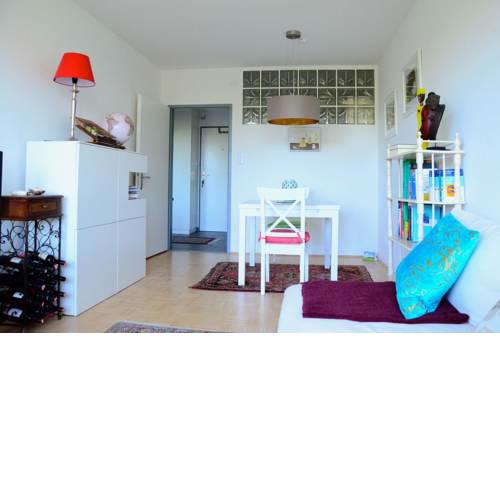 Bright, new and cozy apartment in a quiet area + free parking