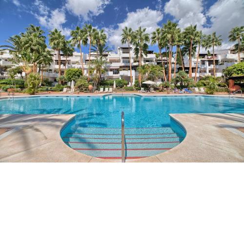 BRIGHT NEW APARTMENT IN PUENTE ROMANO