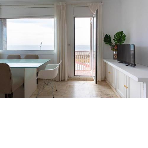 Bright penthouse in front of the beach!