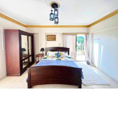 Bright Spacious Room, King bed w/ Balcony near Pyramids