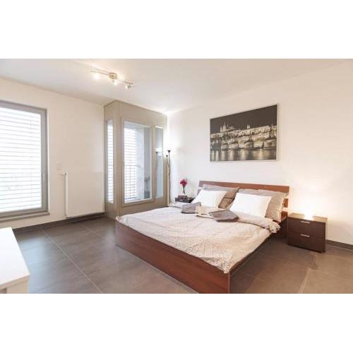 Bright studio, 10min to the Centre, free Parking