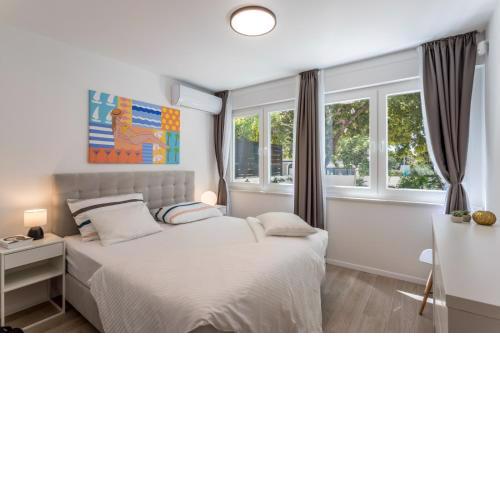 BRIGHT & SUNNY Flat with Terrace & FREE Parking