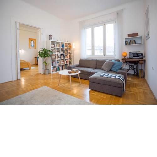 Bright top floor apartment near downtown