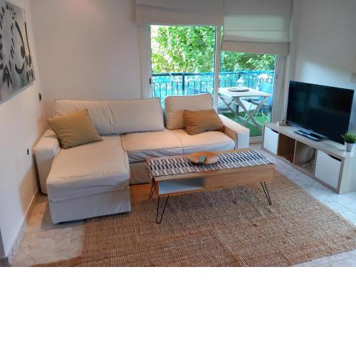 Bright with terrace near Barcelona - 20 min by train