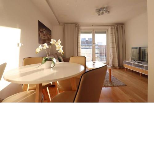 Brilliant View: Balcony Home, Modern, Stylish and newly Renovated