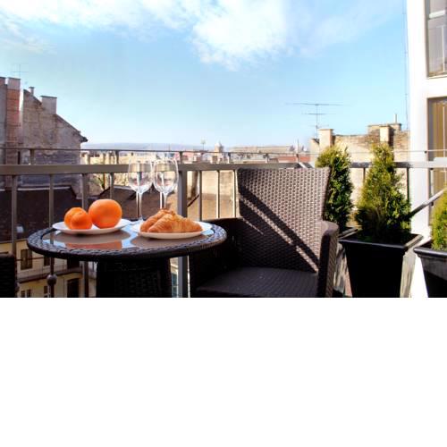 Broadway Center Rooftop View Apartment