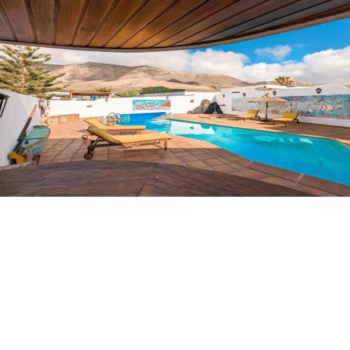 Bungalow Allende Famara con piscina privada y AC