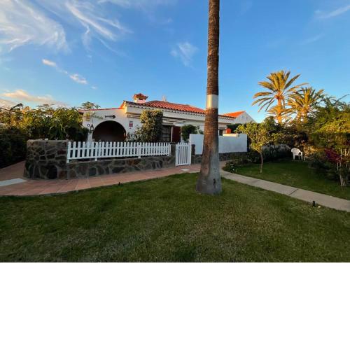 Bungalow con jardín y piscina