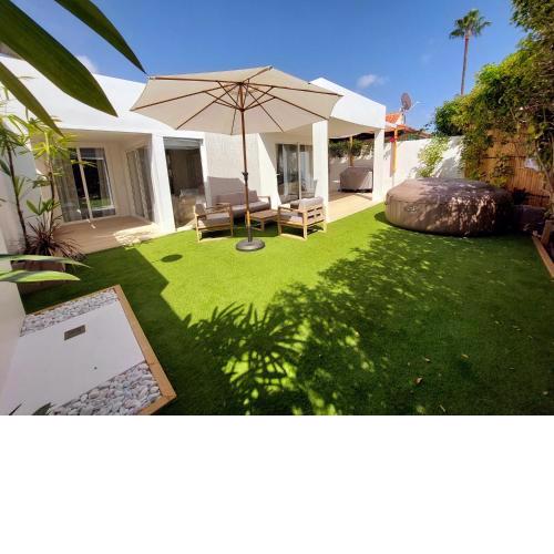 Bungalow de diseño hidromasajes terraza y piscina.