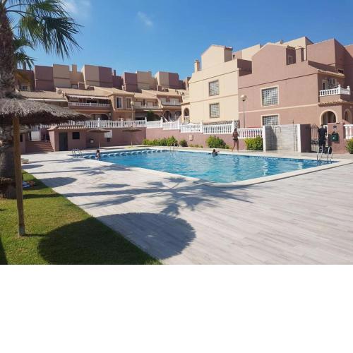 Bungalow en la playa. Piscina. Terraza. A/A.