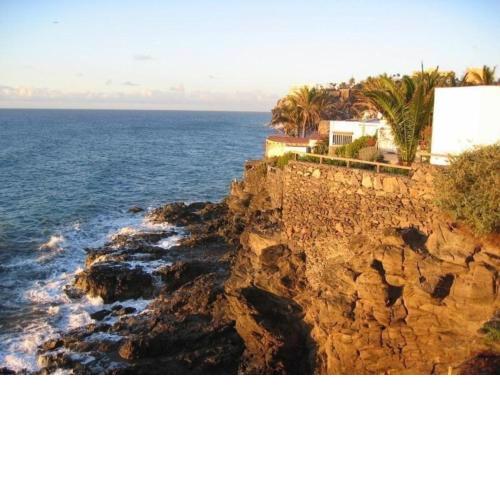 Bungalow in privater, reizvoller Anlage auf einem Felsen direkt am Meer