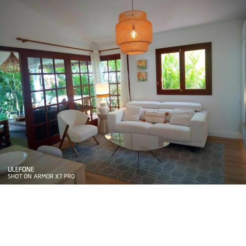 Bungalow tropical con piscina y aire acondicionado
