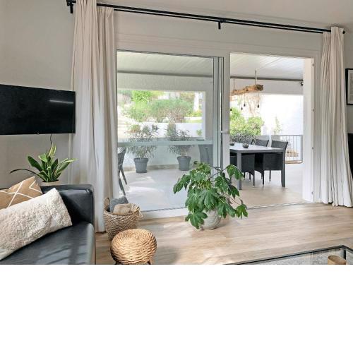 Bungalow with large terrace in a quiet park - beach nearby