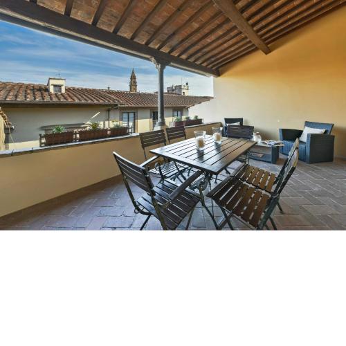 Buonarroti big apartment with terrace in Oltrarno