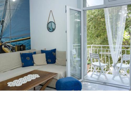 By the Sea ~ One-Bedroom Flat with Cozy Balcony