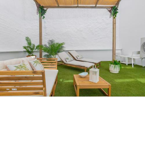 C30 Deluxe Studio with Terrace into Cathedral Square