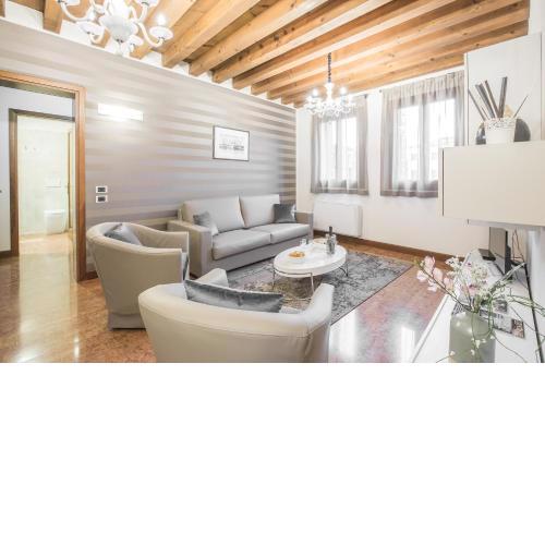 Ca' del Monastero 6 Collection Chic Apartment for 4 Guests with Lift
