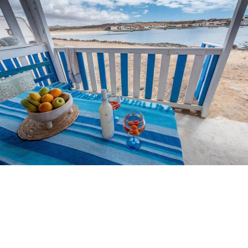 Cabaña de madera al lado de la playa