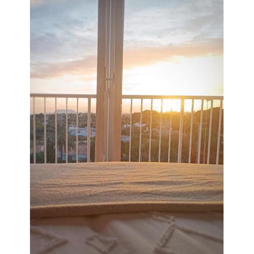 California Suite - All-day Sunny 2-Bedroom Apartment