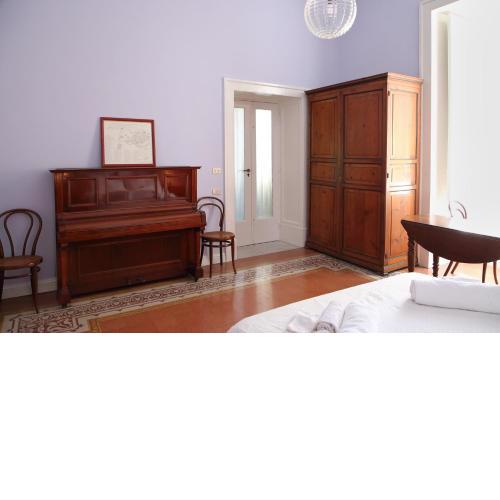 camera matrimoniale con pianoforte in centro storico