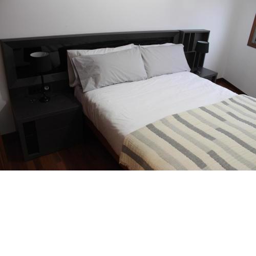 CAMINO INGLES. Habitación doble. Baño y cocina.