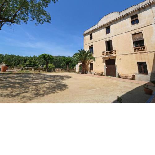 Can Rovira - Stunning Neoclassical Mansion, Just 20 min drive from Barcelona City Center, Ideal for groups and families