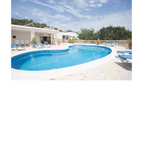 Can Tunicu has amazing sea views and is located in a quiet area near to San Antonio