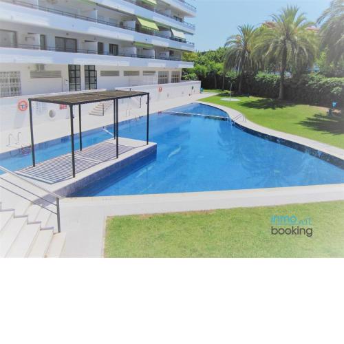 Cannes Salou center, con vistas a la piscina.
