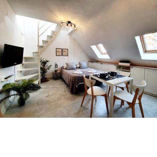 Captain's Penthouse Studio