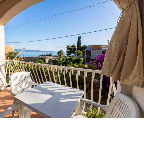 Captivating 1-Bed Apartment in Podstrana
