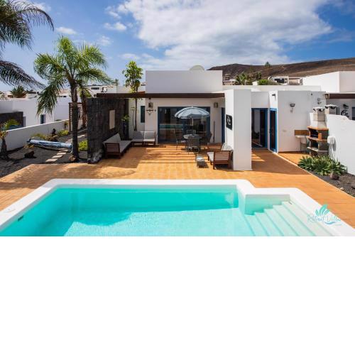 Captivating 2-Bed Villa in Playa Blanca