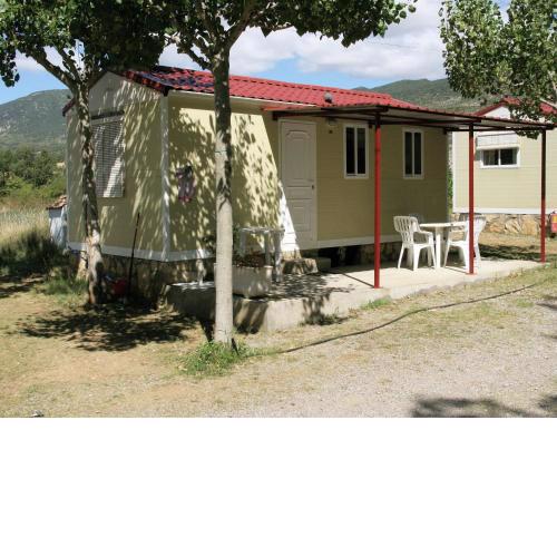 Carefully furnished chalet with a covered terrace, in Aragon