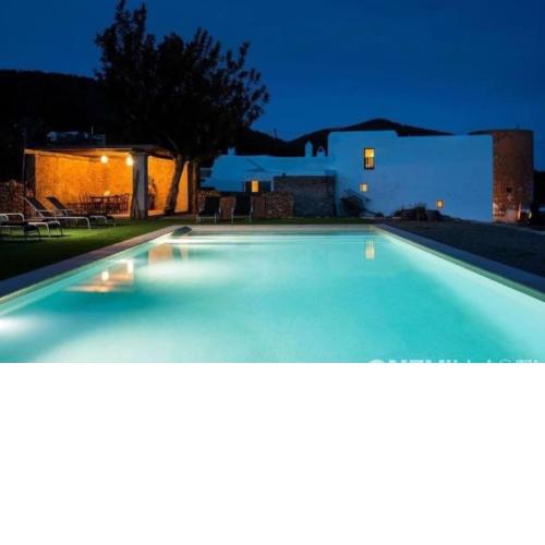 Cas Orvais con piscina y jardín