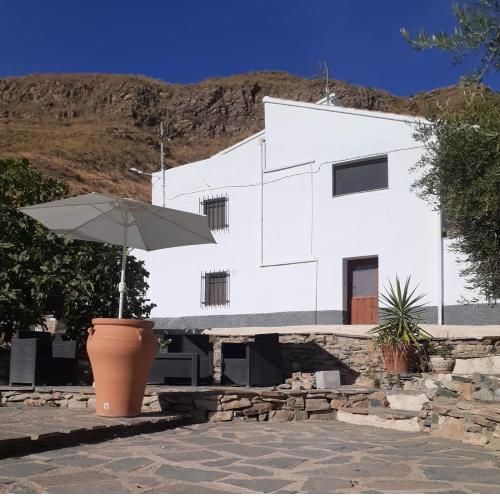 Casa 44, Delightful rural cottage with pool.