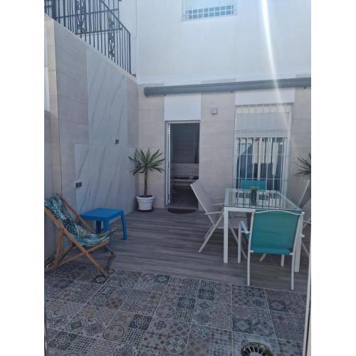 Casa adosada de dos plantas. Tres habitaciones, dos baños y totalmente amueblada