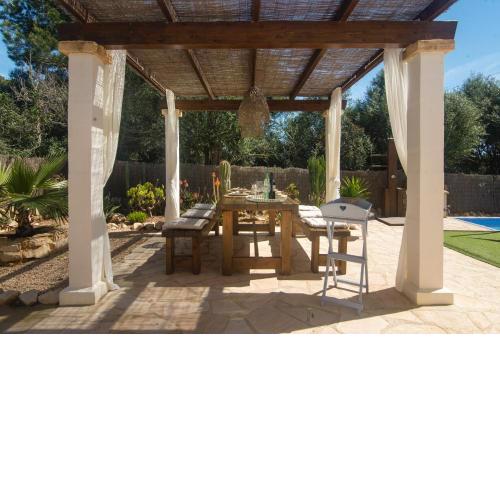 Casa Azul Stylish beach house for 4 adults and 1 child in Cala Llombards