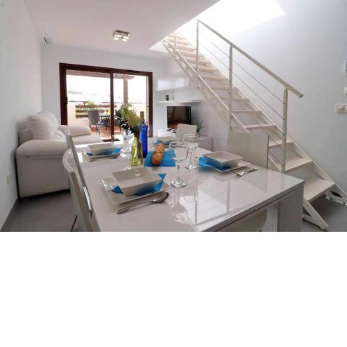 Casa Blanca apartamento cerca de la playa con piscina compartida