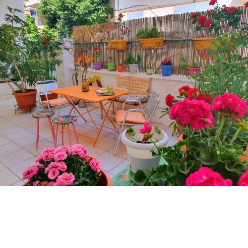 Casa Bonita, House with Private Entrance and Garden, between center and sea